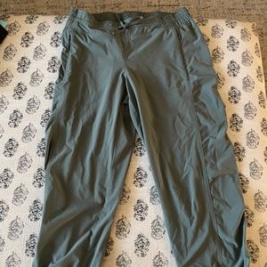 Athleta Crop Pants 6